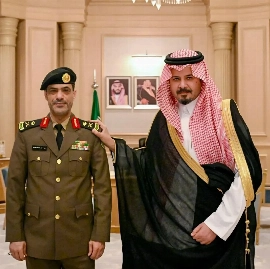 أمير المدينة المنورة يقلّد مدير إدارة مكافحة المخدرات بالمنطقة رتبته الجديدة